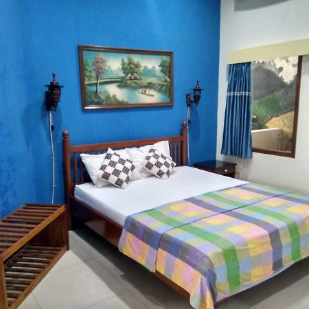 Enny'S Guest House Malang Exterior photo