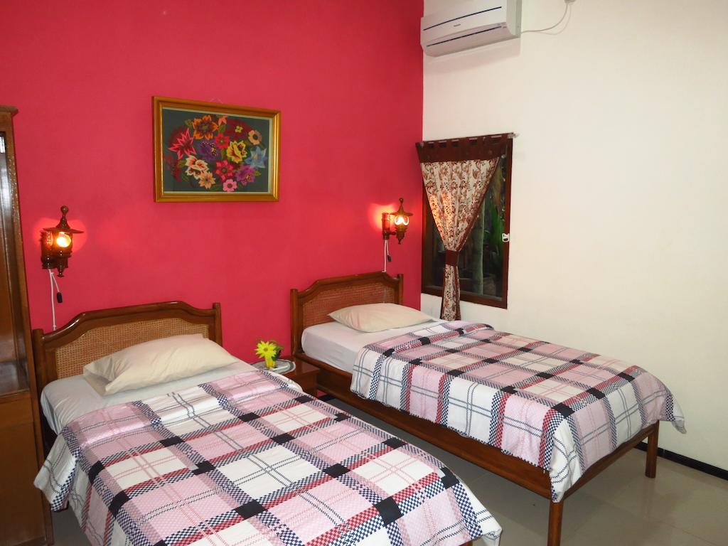 Enny'S Guest House Malang Room photo
