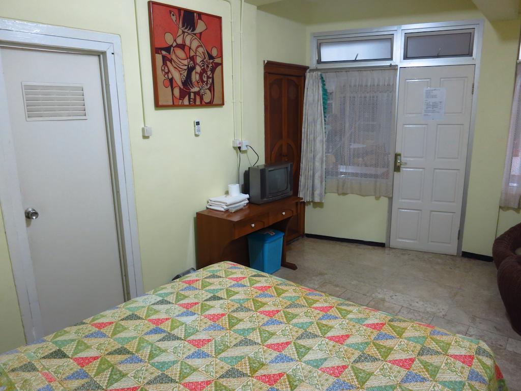 Enny'S Guest House Malang Room photo