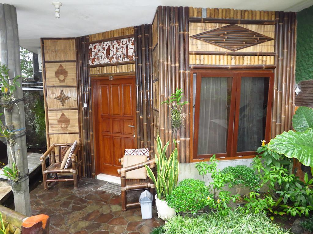 Enny'S Guest House Malang Room photo