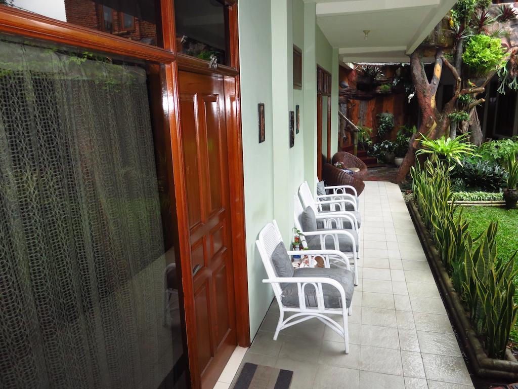 Enny'S Guest House Malang Exterior photo