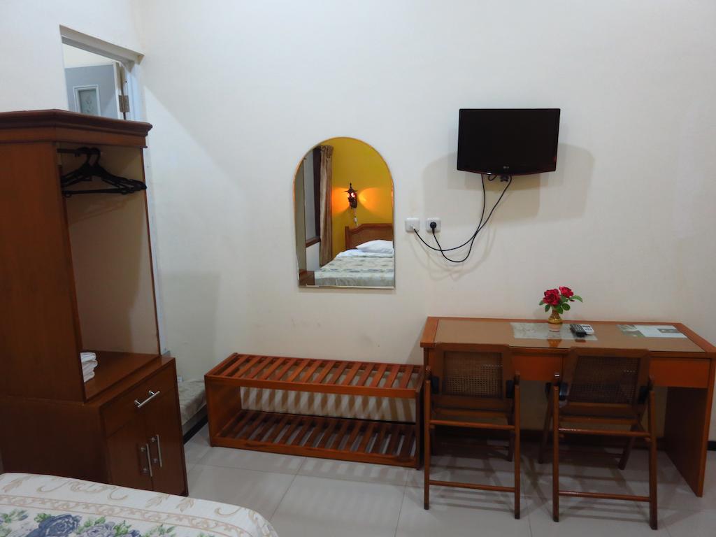 Enny'S Guest House Malang Exterior photo