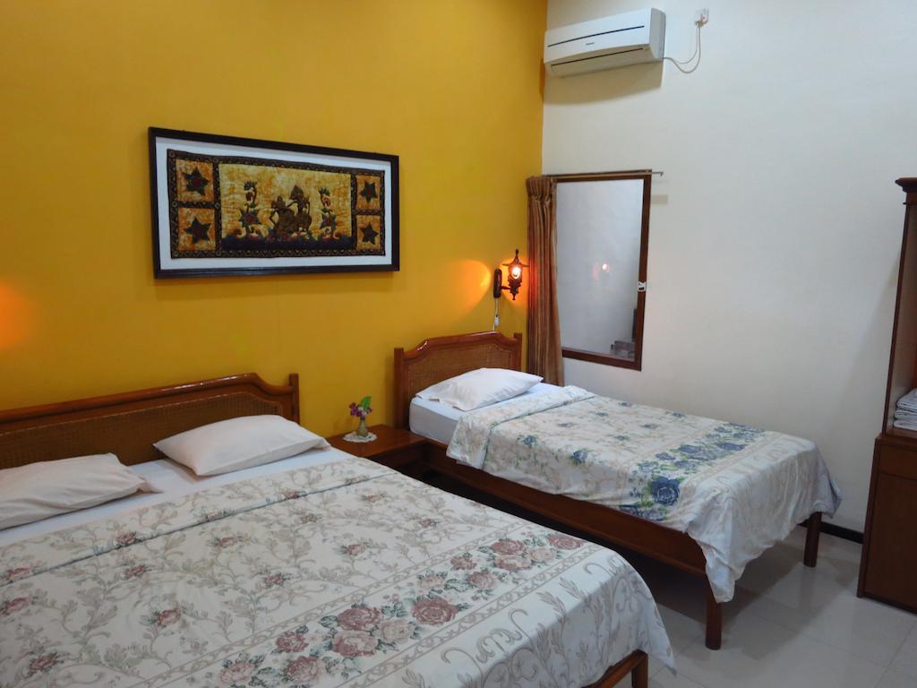 Enny'S Guest House Malang Exterior photo