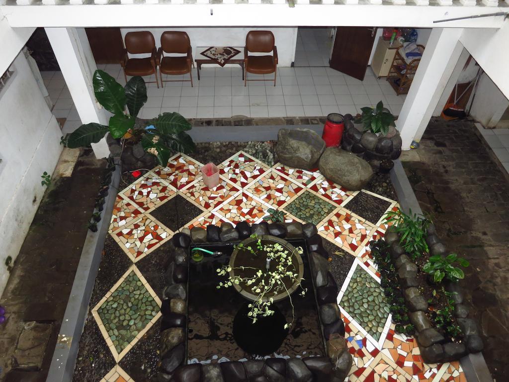 Enny'S Guest House Malang Exterior photo