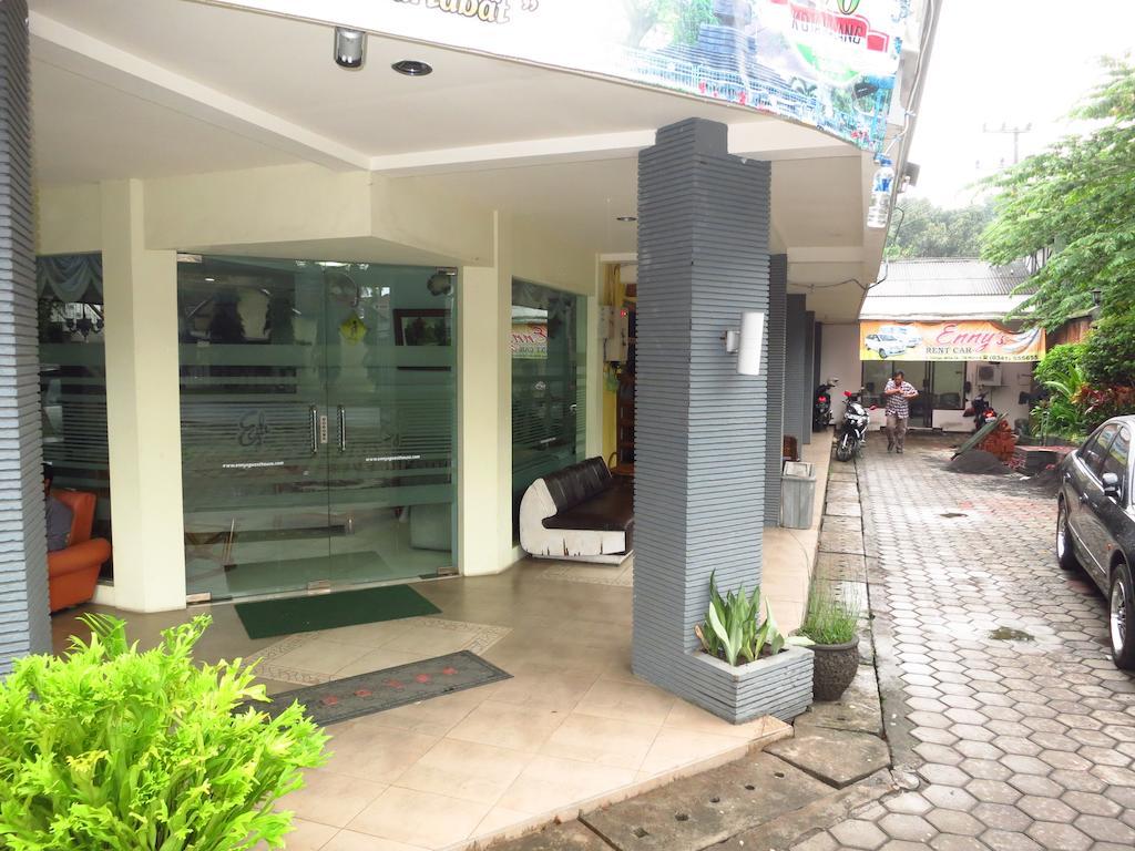 Enny'S Guest House Malang Exterior photo