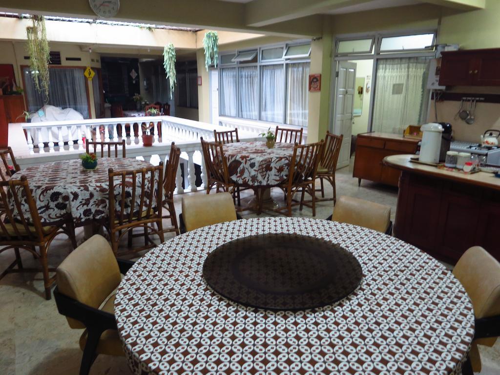 Enny'S Guest House Malang Exterior photo