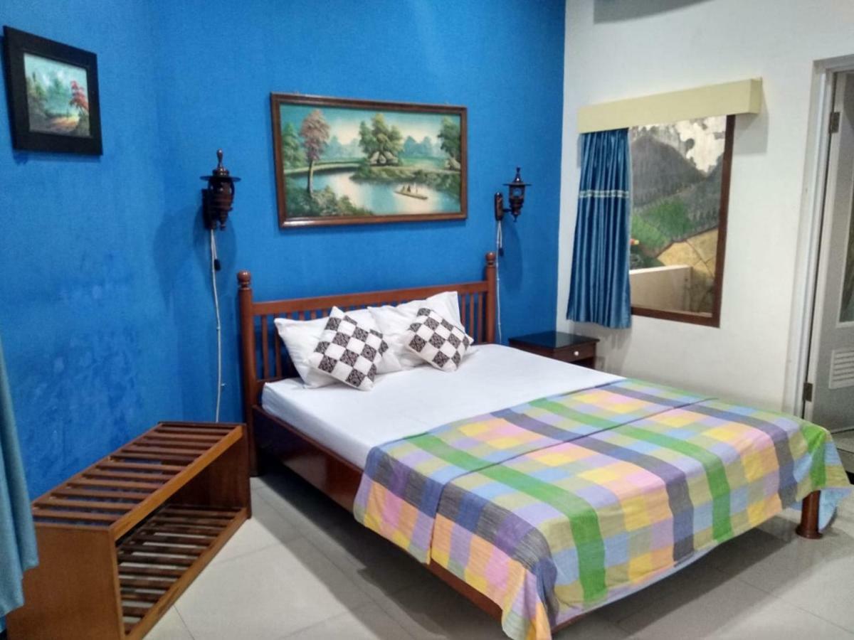 Enny'S Guest House Malang Exterior photo